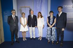 Visite de S.A.S. le Prince Souverain -Exposition Demain l'Océan. ©Direction de la Communication-Manuel vitali - .A.S. le Prince Souverain entouré de Mme Isabelle Berro-Amadeï, Ministre d’Etat par intérim, Conseiller de Gouvernement-Ministre des Relations Extérieures et de la Coopération et M. Lionel Beffre, Conseiller de Gouvernement-Ministre de l’Intérieur (à gauche) et de Mme Françoise Gamerdinger, Directeur des Affaires Culturelles, Elodie Antoine, Commissaire d’exposition, et de Thomas Guillaume, scénographe (à droite). ©Direction de la Communication-Manuel Vitali