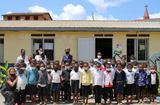 Visite de travail d’Isabelle Berro-Amadeï à Madagascar. Avec les enfants bénéficiaires du GRET ©DR - Visite de travail d’Isabelle Berro-Amadeï à Madagascar. Avec les enfants bénéficiaires du GRET ©DR