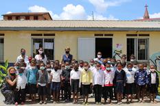 Visite de travail d’Isabelle Berro-Amadeï à Madagascar. Avec les enfants bénéficiaires du GRET ©DR - Visite de travail d’Isabelle Berro-Amadeï à Madagascar. Avec les enfants bénéficiaires du GRET ©DR