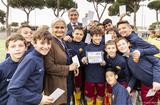 White card Rome - Mme Martine Garcia-Mascarenhas et M. Bruno Molea avec l’équipe de l’AS Roma 8-12 ans, vainqueur du 1er Trophée de la Journée internationale du Sport pour le Développement et la Paix © Andrea Martella Ambassade de Monaco en Italie