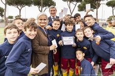 White card Rome - Mme Martine Garcia-Mascarenhas et M. Bruno Molea avec l’équipe de l’AS Roma 8-12 ans, vainqueur du 1er Trophée de la Journée internationale du Sport pour le Développement et la Paix © Andrea Martella Ambassade de Monaco en Italie