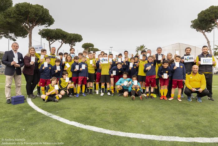 Whitecard 2 - Mr. Fabio Sacristani (Head of the Football Section of the AICS Rome Committee), Ms. Monica Zibellini, President of the AICS Rome, Mr. Bruno Molea (President of the AICS), Ms. Martine Garcia-Mascarenhas and the Directors and Coaches of the two teams© Andrea Martella, Embassy of Monaco in Italy